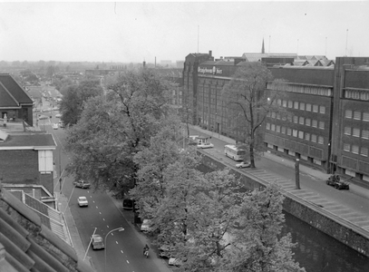 406611 Gezicht over de Stadsbuitengracht op de Jaarbeursgebouwen (Vredenburg) te Utrecht, vanaf het Domhotel ...